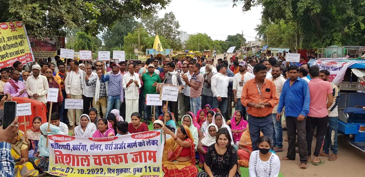 33 किमी सडक़ जर्जर, 23 गांवों का चक्काजाम 33 किमी सडक़ जर्जर, 23 गांवों का चक्काजाम