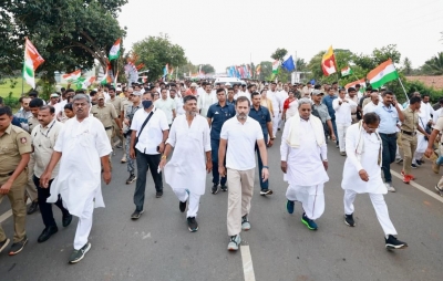 भारत जोड़ो यात्रा : कर्नाटक में बहिष्कृत दलित परिवार से मिले राहुल गांधी भारत जोड़ो यात्रा : कर्नाटक में बहिष्कृत दलित परिवार से मिले राहुल गांधी