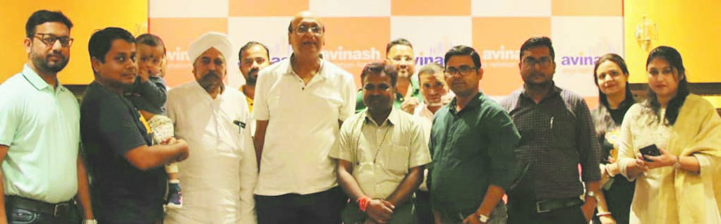 अविनाश अमृत महोत्सव ऑफर के मेगा ड्रॉ में मणि शंकर झा ने जीती मारुति स्विफ्ट