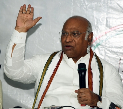 भाजपा सरकार लोकतंत्र का सम्मान नहीं करती, कर रही केंद्रीय एजेंसियों का दुरुपयोग: खड़गे भाजपा सरकार लोकतंत्र का सम्मान नहीं करती, कर रही केंद्रीय एजेंसियों का दुरुपयोग: खड़गे