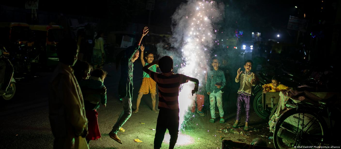 दिल्ली में पटाखे जलाने पर छह महीने की कैद दिल्ली में पटाखे जलाने पर छह महीने की कैद