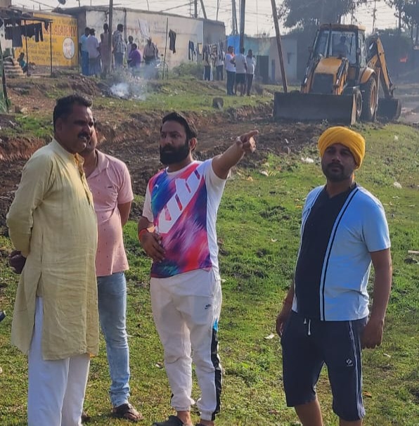 छठ  व्यास घाट तलाब बीरगांव की साफ सफाई में जुटे सूर्युपासक