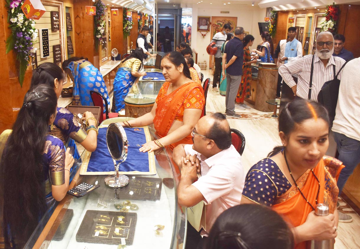 क्या धनतेरस सोने-चांदी, गाड़ी, मकान खरीदने का ही दिन है या स्वास्थ्य रूपी धन की अधिक आवश्यकता