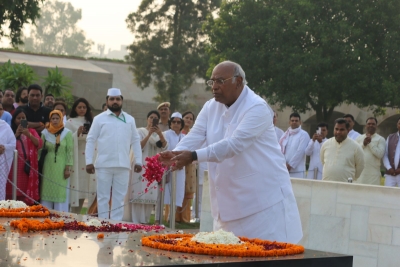 कांग्रेस अध्यक्ष का पदभार संभालेंगे खड़गे, गांधी को दी श्रद्धांजलि कांग्रेस अध्यक्ष का पदभार संभालेंगे खड़गे, गांधी को दी श्रद्धांजलि