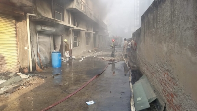 नोएडा में एक फैक्ट्री में लगी भीषण आग नोएडा में एक फैक्ट्री में लगी भीषण आग