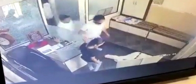 समाचार पत्र पढ़ते समय शख्स को पड़ा दिल का दौरा, वीडियो वायरल समाचार पत्र पढ़ते समय शख्स को पड़ा दिल का दौरा, वीडियो वायरल