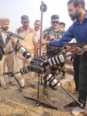 बीएसएफ ने पाकिस्तानी ड्रोन को मार गिराया, तलाशी अभियान जारी बीएसएफ ने पाकिस्तानी ड्रोन को मार गिराया, तलाशी अभियान जारी