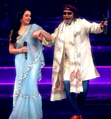 मिथुन चक्रवर्ती और पद्मिनी कोल्हापुरे ने 'प्यार झुकता नहीं' की यादें सेट पर ताजा की