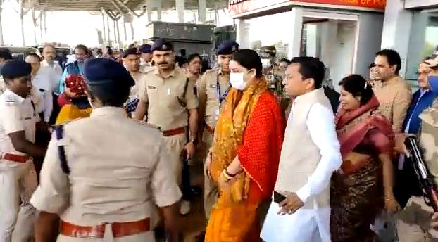देखें VIDEO :  मीडिया को अनदेखी कर गईं स्मृति ईरानी, आग्रह को भी नजरंदाज किया