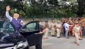 मोदी ने बेंगलुरु में कार रुकवाई, पार्टी के उत्साही समर्थकों का अभिवादन किया मोदी ने बेंगलुरु में कार रुकवाई, पार्टी के उत्साही समर्थकों का अभिवादन किया