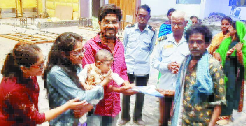 जरूरतमंदों को वस्त्र देकर चरामेति ने मनाया बच्चे का पहला जन्मदिन