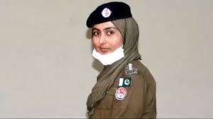 पाकिस्तान में सुर्खियां क्यों बटोर रही है ये महिला पुलिस ऑफ़िसर पाकिस्तान में सुर्खियां क्यों बटोर रही है ये महिला पुलिस ऑफ़िसर