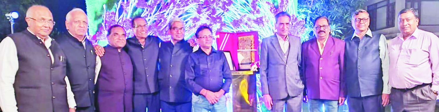 ईश्वर प्रसाद को अग्रसेन सम्मान, समाज से भी सम्मानित