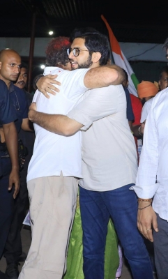 'राहुल गांधी को गले लगाने के लिए गोमूत्र से आदित्य ठाकरे को स्नान कराएं' 'राहुल गांधी को गले लगाने के लिए गोमूत्र से आदित्य ठाकरे को स्नान कराएं'