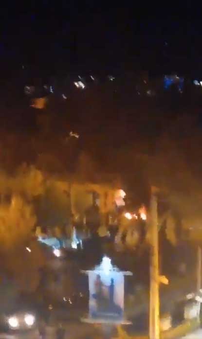 ईरान में प्रदर्शनकारियों ने अयातुल्लाह खोमैनी के घर में लगाई आग ईरान में प्रदर्शनकारियों ने अयातुल्लाह खोमैनी के घर में लगाई आग