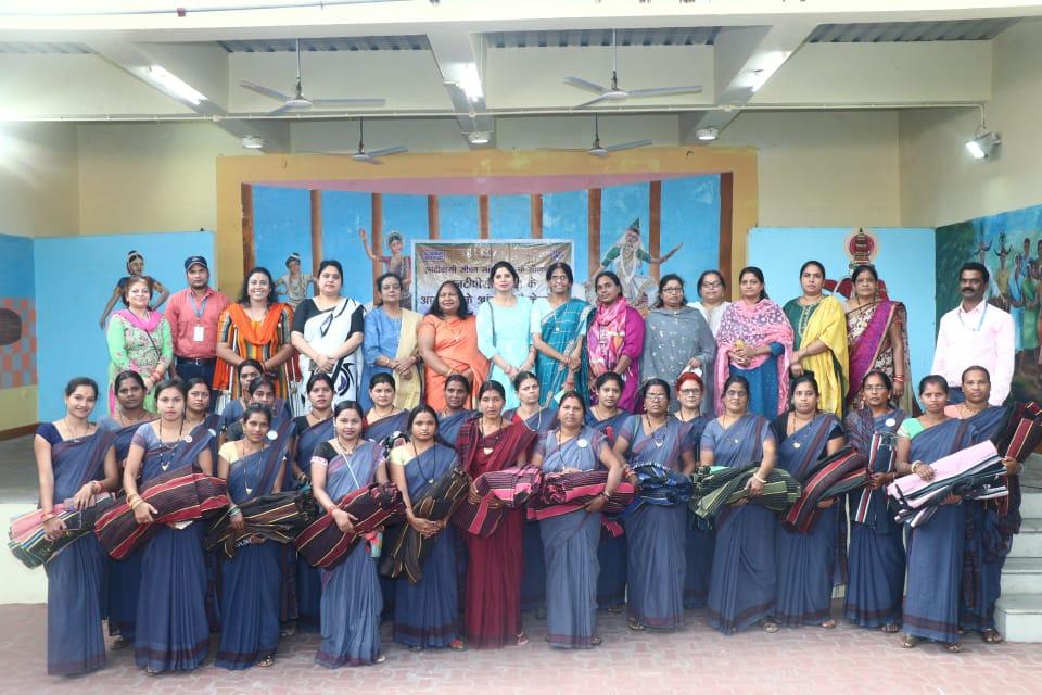 एनटीपीसी सीपत द्वारा आंगनबाड़ी केंद्रों को दरी वितरण