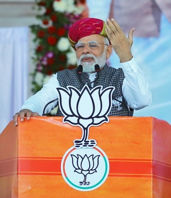 कांग्रेस उन्हें दे रही धमकी : पीएम मोदी कांग्रेस उन्हें दे रही धमकी : पीएम मोदी