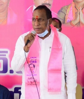 तेलंगाना के मंत्री व परिजनों के यहां आयकर विभाग की छापेमारी दूसरे दिन भी जारी तेलंगाना के मंत्री व परिजनों के यहां आयकर विभाग की छापेमारी दूसरे दिन भी जारी
