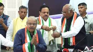 गुजरात के पूर्व मंत्री जयनारायण व्यास कांग्रेस में शामिल हुए गुजरात के पूर्व मंत्री जयनारायण व्यास कांग्रेस में शामिल हुए