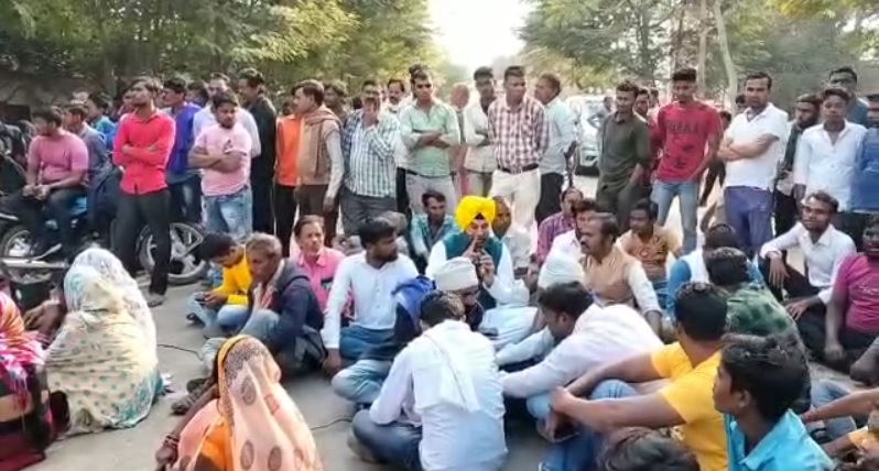 थाने में पिता की पिटाई देख बेटे ने ट्रेन के सामने कूद जान दे दी थाने में पिता की पिटाई देख बेटे ने ट्रेन के सामने कूद जान दे दी