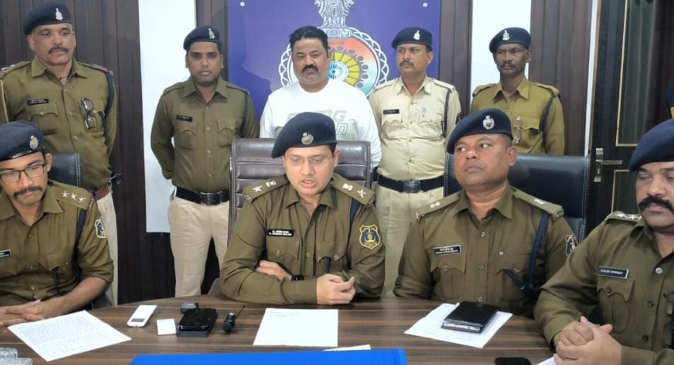 पुलिस कार्रवाई से भयभीत आईपीएल सटोरिया और महादेव पैनलिस्ट सतनाम सिंह ने किया सरेंडर पुलिस कार्रवाई से भयभीत आईपीएल सटोरिया और महादेव पैनलिस्ट सतनाम सिंह ने किया सरेंडर