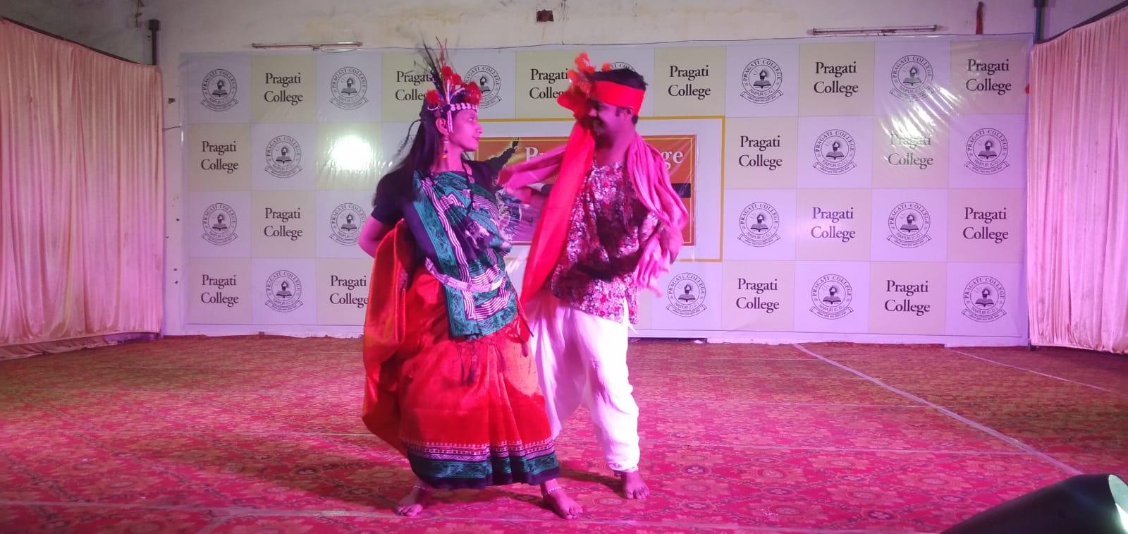 प्रगति महाविद्यालय में रंगारंग नृत्य ने समा बांधा