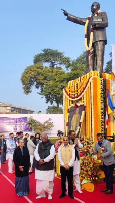 खड़गे, सोनिया गांधी समेत कांग्रेस नेताओं ने अंबेडकर को दी श्रद्धांजलि खड़गे, सोनिया गांधी समेत कांग्रेस नेताओं ने अंबेडकर को दी श्रद्धांजलि