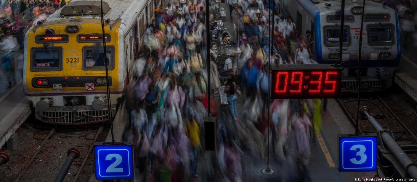 रेलवे को क्या सिर्फ इंजीनियर और अकाउंट्स वाले अधिकारी चाहिए रेलवे को क्या सिर्फ इंजीनियर और अकाउंट्स वाले अधिकारी चाहिए