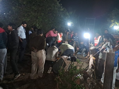 बोरवेल में गिरे तन्मय को बचाने की मुहिम जारी, सुरंग बनाने का काम अंतिम दौर में बोरवेल में गिरे तन्मय को बचाने की मुहिम जारी, सुरंग बनाने का काम अंतिम दौर में