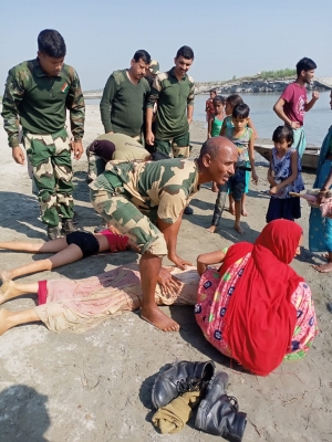ब्रह्मपुत्र नदी में डूब रही महिला और 4 बच्चों को बीएसएफ ने बचाया ब्रह्मपुत्र नदी में डूब रही महिला और 4 बच्चों को बीएसएफ ने बचाया