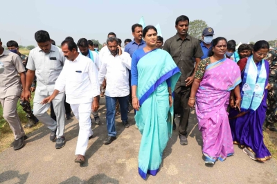तेलंगाना हाईकोर्ट ने शर्मिला को पदयात्रा फिर से शुरू करने की इजाजत दी तेलंगाना हाईकोर्ट ने शर्मिला को पदयात्रा फिर से शुरू करने की इजाजत दी