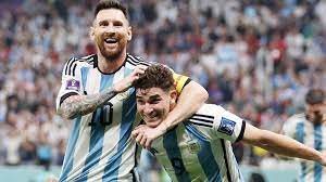 फ़ुटबॉल वर्ल्ड कप: मेसी का जादू, अल्वरेज़ का जलवा, फ़ाइनल में अर्जेंटीना