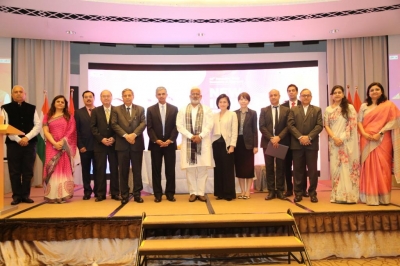 यूपी के नेता और अफसर पहुंचे हैं विदेश, लक्ष्य है लाना भारी निवेश