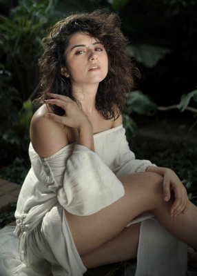 रिद्धि डोगरा ने एक्ट्रेस बनने के लिए छोड़ दी थी नौकरी