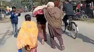 बंगाल : एम्बुलेंस का किराया देने के पैसे नहीं थे तो मां के शव को कंधे पर लाद पैदल ही चल पड़ा युवक