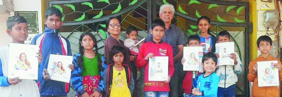 छेरछेरा पर बच्चों को चरामेति फाउंडेशन द्वारा शिक्षा सामग्री