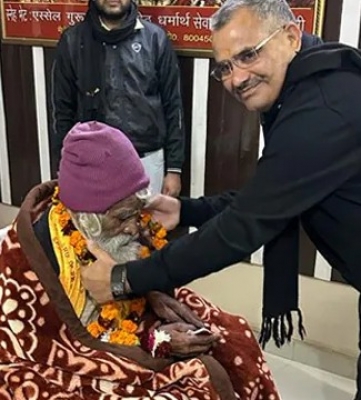 यूपी की जेल से रिहा हुए 98 साल के कैदी को जेल स्टाफ ने दी विदाई