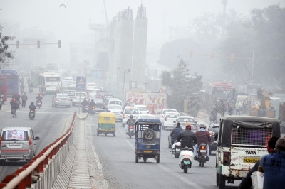 ठंड और घने कोहरे से सड़क, रेल और हवाई यातायात प्रभावित