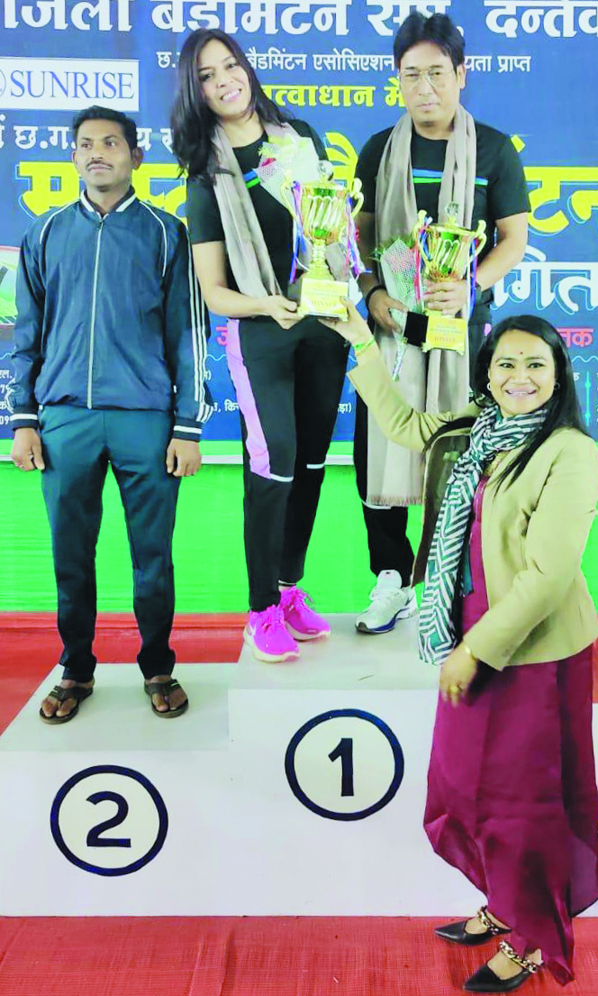 जिला बैडमिंटन में मनीषी सिंगल्स-डबल्स में प्रथम