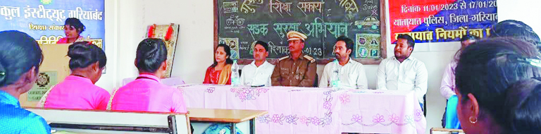 रायपुर यातायात विभाग ने गुरूकुल महाविद्यालय में दी जागरूकता