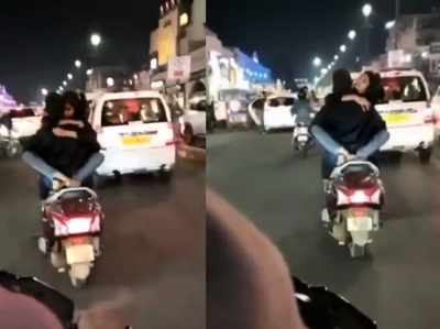 लखनऊ : वीडियो वायरल होने के बाद पुलिस दोपहिया वाहन पर रोमांस कर रहे जोड़े की तलाश में जुटी लखनऊ : वीडियो वायरल होने के बाद पुलिस दोपहिया वाहन पर रोमांस कर रहे जोड़े की तलाश में जुटी