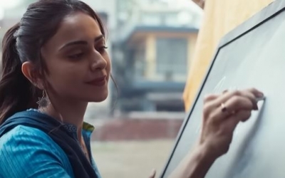 आईएएनएस समीक्षा: 'छतरीवाली' में सेक्स एजुकेशन के बीच कॉमेडी ने खोया अपना रास्ता