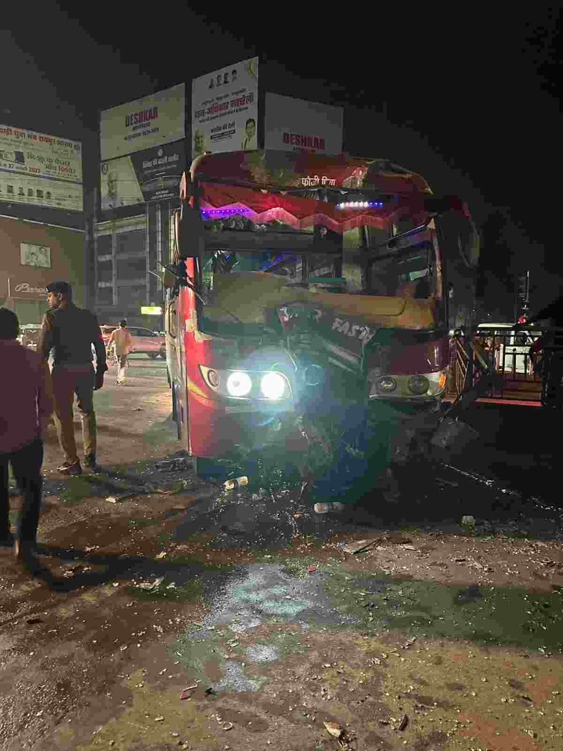 आधी रात जयस्तंभ चौक पर बस ने खंभे तोड़े, आटो को ठोका