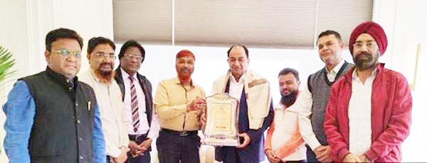 आईबी गु्रप के एमडी अली ने दिग्विजय कॉलेज को दिए 14 लाख