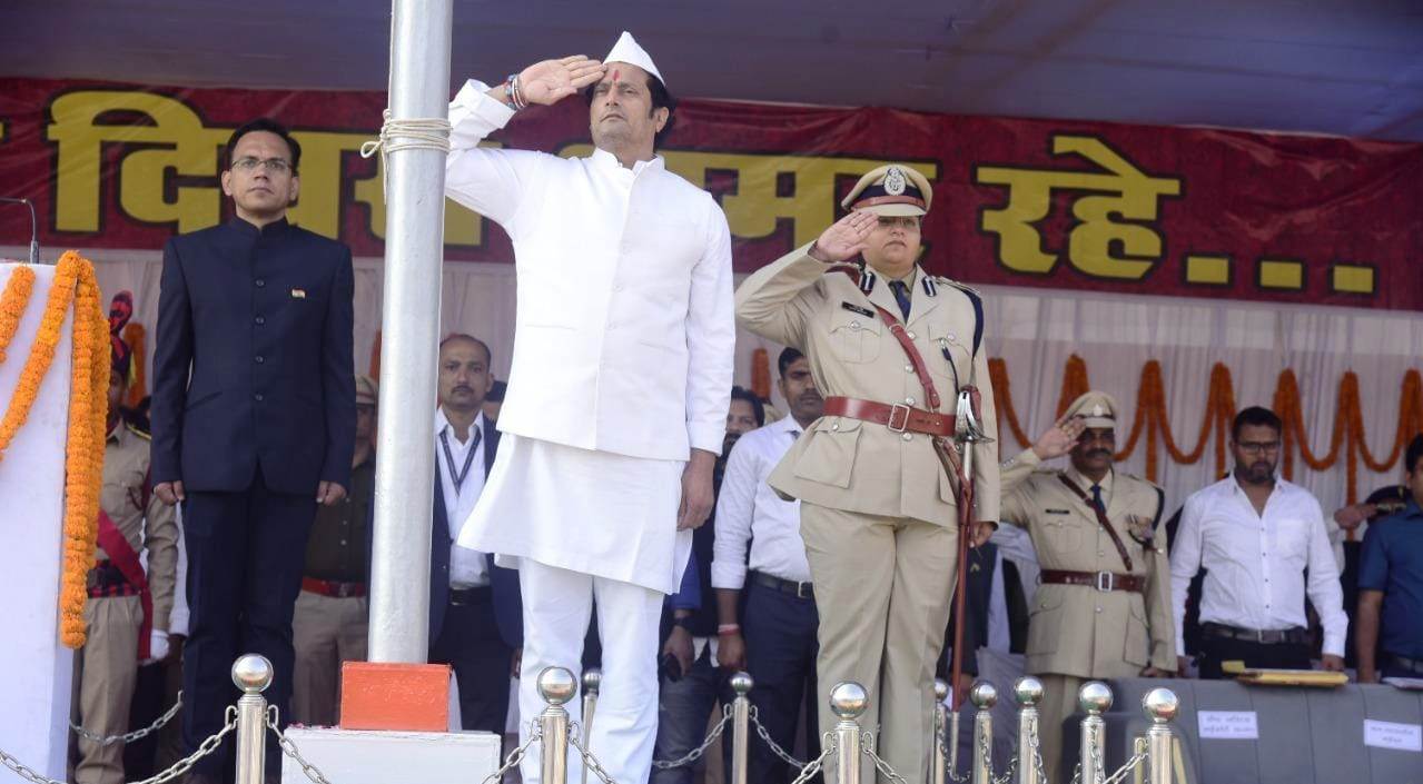 बिलासपुर मे संसदीय सचिव विकास उपाध्याय ने किया ध्वजारोहण बिलासपुर मे संसदीय सचिव विकास उपाध्याय ने किया ध्वजारोहण