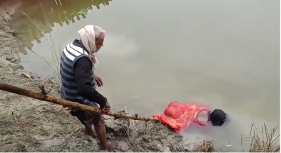 बिहार में 3 बच्चों सहित गर्भवती महिला तालाब में डूबी, हुई मौत बिहार में 3 बच्चों सहित गर्भवती महिला तालाब में डूबी, हुई मौत