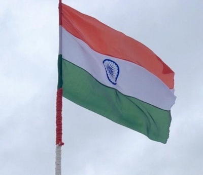 युवकों ने तिरंगे का किया अपमान, जांच जारी युवकों ने तिरंगे का किया अपमान, जांच जारी