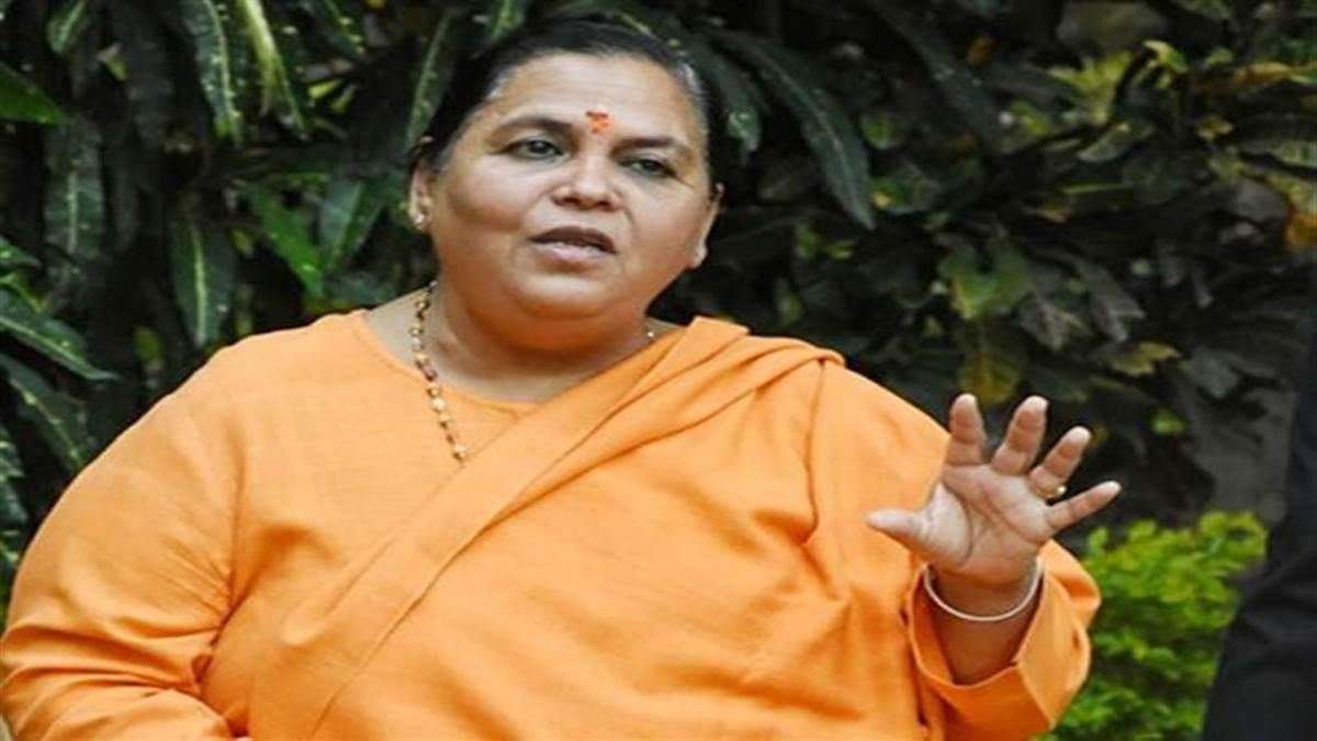 नई शराब नीति को लेकर उमा भारती ने शराब की दुकान के सामने मंदिर में डाला डेरा नई शराब नीति को लेकर उमा भारती ने शराब की दुकान के सामने मंदिर में डाला डेरा