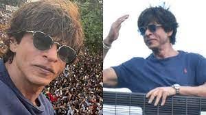 शाहरुख ने घर के बाहर एकत्रित हुए प्रशंसकों का किया अभिवादन