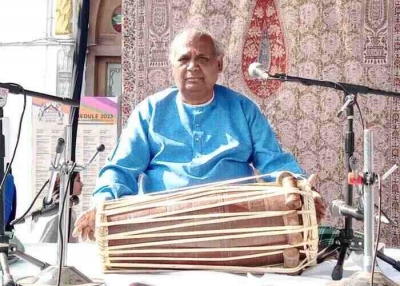 पखावज वादक दिनेश प्रसाद का प्रदर्शन करते मंच पर मौत पखावज वादक दिनेश प्रसाद का प्रदर्शन करते मंच पर मौत